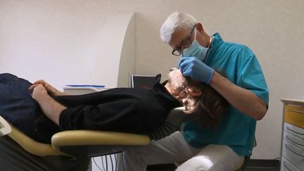 Gilles Ponthieux, dentiste et malade de Parkinson. (FRANCE 2)