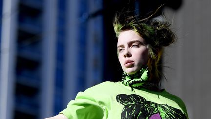 La chanteuse américaine Billie Eilish, 17 ans, sur la scène du iHeartRadio Festival à Las Vegas (Etats-Unis), le 21 septembre 2019. (BRYAN STEFFY / GETTY / AFP)