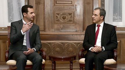 Thierry Mariani lors d'une entrevue avec Bachar Al-Assad le 14 novembre 2015 à Damas (Syrie). (SANA / AFP)