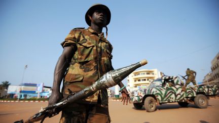 Des soldats centrafricains patrouillent dans les rues de la capitale, Bangui, jeudi 5 d&eacute;cembre 2013. (SIA KAMBOU / AFP)