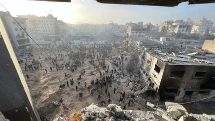 La cour de l'hôpital, qui a un temps accueilli des personnes déplacées en quête d'un refuge sûr, ressemble désormais à un terrain de dunes. (RAMZI MAHMUD / ANADOLU / AFP)