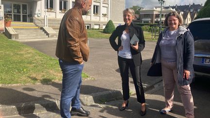 Élisabeth Borne aux côtés de Valérie Desquesne ( à droite), maire de Condé-en-Normandie, lundi 13 juin 2022. (VICTORIA KOUSSA / RADIO FRANCE)