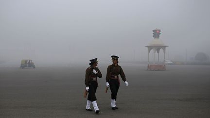 Répétition avant le défilé pour la Fête nationale indienne du 26 janvier dans un épais brouillard de particules, de plus en plus préoccupant. Les 18 millions d'habitants de la capitale sont à la fois victimes et acteurs de cette tragédie écologique puisque mille nouveaux véhicules sont mis en circulation chaque jour. (REUTERS/Ahmad Masood )