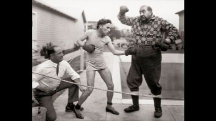 Chaplin boxe avec l’acteur Mack Swain, arbitrés par le vrai boxeur Kid McCoy
 (Roy Export Company Establishment, courtesy Musée de l’Élysée, Lausanne)