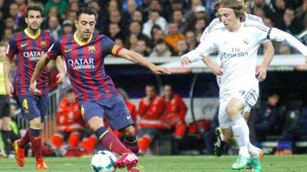 Xavi, le milieu de terrain catalan, à la lutte avec Modric (Real Madrid)