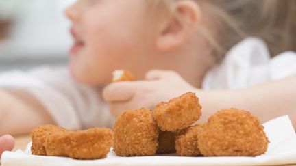 Les nuggets contenaient un morceau de plastique noir.&nbsp; (FOODCOLLECTION / AFP)