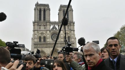 &nbsp;Franck Riester, ministre de la Culture Paris,&nbsp;devant Notre-Dame de Paris après l'incendie de la cathédrale,&nbsp;le 15 avril 2019. (FRANCK DUBRAY / MAXPPP)