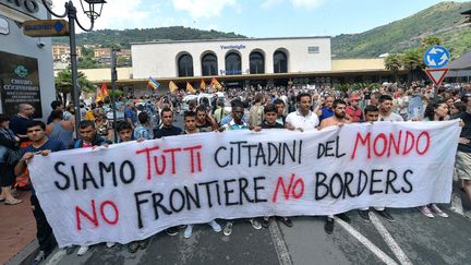 &nbsp; (Manifestation de militants "no borders" et de réfugiés prés de la frontière franco-italienne. © Maxppp)