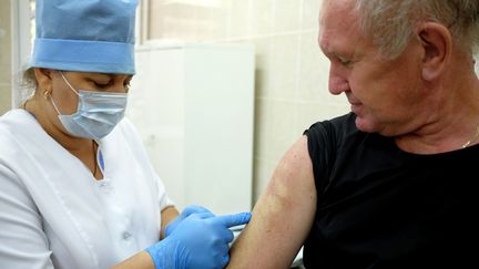 Un homme se fait vacciner à Krasnodar (Russie), le 13 septembre 2017. (NIKOLAY HIZNYAK / SPUTNIK)