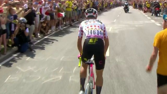 Le maillot à pois Magnus Cort Nielsen passe en tête au sommet de la côte de Koldingvej, première difficulté répertoriée de la journée. Le Danois est assuré de conserver sa tunique une journée de plus.