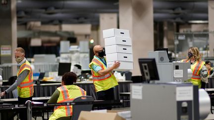 Les bulletins par correspondance affluent à Philadelphie (Pennsylvanie) pour être dépouillés, le 3 novembre 2020. (EDUARDO MUNOZ / REUTERS)