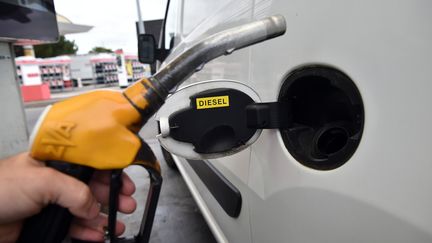 Le nombre de véhicules diesel en circulation a reculé en 2017, une première&nbsp;depuis 1990. (REMY GABALDA / AFP)