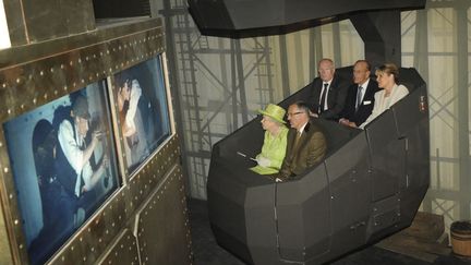 La reine Elizabeth en visite au mus&eacute;e du Titanic &agrave; Belfast (Irlande), le 27 juin 2012. (REUTERS)