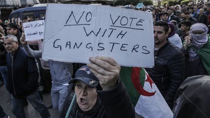 Des manifestants algériens protestent contre l'organisation de l'élection présidentielle, le 12 décembre 2019, à Alger. (FAROUK BATICHE / DPA / AFP)