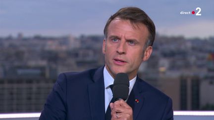 Emmanuel Macron ne nommera pas de nouveau gouvernement avant la fin des JO, à la "mi-août" (France 2)