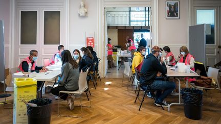 Lors d'une opération de dépistage du Covid-19 organisée par la ville de Paris, le 7 juillet 2020. (GABRIELLE C?ZARD / HANS LUCAS)