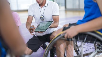 L'enseignant en activité physique adaptée, un métier peu connu, qui vise à aider des personnes en situation de handicap permanent ou temporaire. (Illustration) (THIANCHAI SITTHIKONGSAK / MOMENT RF / GETTY IMAGES)