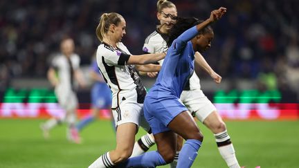 Kadidiatou Diani face à Klara Bühl lors du match France-Allemagne, le 23 février 2024 à Décines (Rhône). (FRANCK FIFE / AFP)