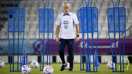 Didier Deschamps lors de l'entraînement de l'équipe de France au stade Jassim ben Hamad de Doha, le 19 novembre 2022. (FRANCK FIFE / AFP)