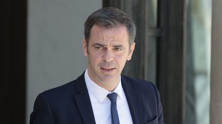 Olivier Véran, ministre chargé du Renouveau démocratique et porte-parole du gouvernement, à la sortie du conseil des ministres du 13 juillet 2022. (SEBASTIEN MUYLAERT / MAXPPP)