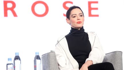 L'actrice&nbsp;Rose McGowan face à des journalistes, à Pasadena (Californie, Etats-Unis), le 9 janvier 2018. (FREDERICK M. BROWN / GETTY IMAGES NORTH AMERICA / AFP)