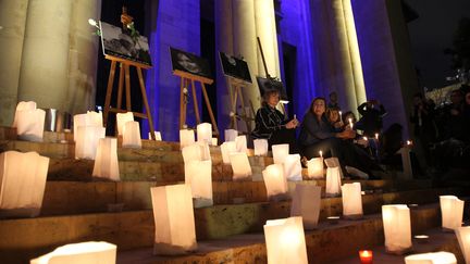 Des&nbsp;Libanais protestent dans le calme et avec des bougies contre les violences envers les femmes dans leur pays, le 23 décembre 2017, à Beyrouth. (MARWAN NAAMANI / DPA / AFP)