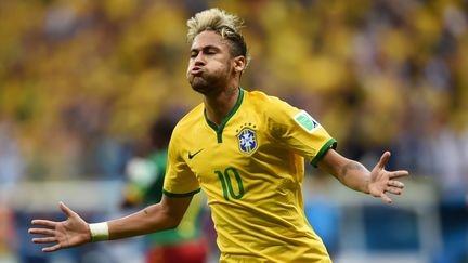 L'attaquant br&eacute;silien Neymar f&ecirc;te son deuxi&egrave;me but personnel lors du match de son &eacute;quipe contre le Cameroun, le 23 juin 2014 &agrave; Brasilia.&nbsp; (PEDRO UGARTE / AFP)