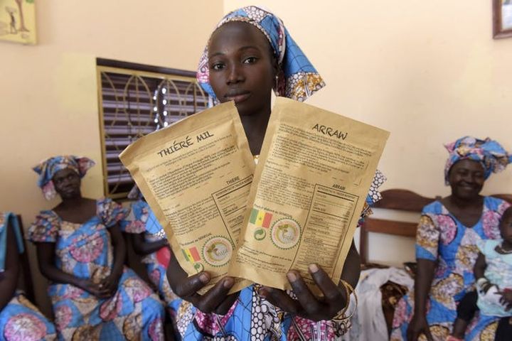 Une femme présente des sachets de mil empaquetés par une association de femmes, à Niakhar, Sénégal, le 5&nbsp;décembre 2017. Les femmes jouent un rôle de plus en plus important dans l’économie agricole sénégalaise. (SEYLLOU/AFP)