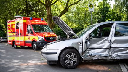 Une voiture endommagée devant un arrêt de bus, 17 mai 2022 à Delmenhorst, en Allemagne. (SINA SCHULDT / DPA)