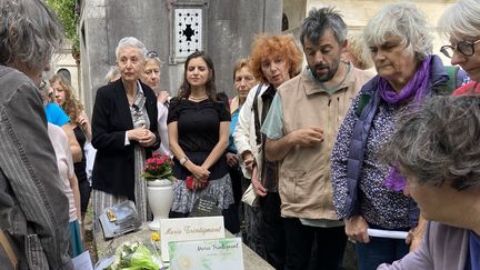 Une cérémonie d'hommage était organisée devant la tombe de Marie Trintignant, au cimetière du Père Lachaise, à Paris, le 30 juillet 2023. (LOUISON LEROY / RADIO FRANCE)