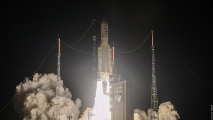 La fusée Ariane 5 décolle de&nbsp;Kourou, en Guyane française, dans la nuit du 15 au 16 août 2020. (HANDOUT / EUROPEAN SPACE AGENCY / AFP)