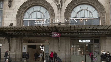 Paris : trois blessés dans une attaque au couteau à la gare de Lyon (France info)