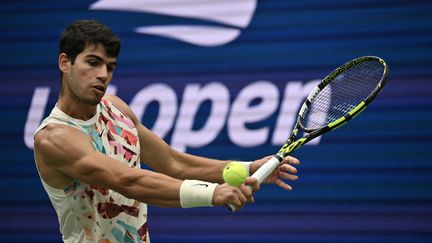 Carlos Alcaraz lors de son huitième de finale à l'US Open, le 4 septembre 2023. (ED JONES / AFP)