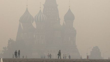 La température monte à 40° à Moscou.
  
D’énormes incendies de forêts éclatent et un brouillard épais recouvre la capitale au mois d’août. Le taux de mortalité double dans la ville.
 
La température mondiale a déjà augmenté de plus de 0,8°C depuis le début du XXe siècle et va continuer à augmenter d'ici la fin du siècle, de façon plus ou moins importante, selon la quantité d’émissions de gaz à effet de serre. (REUTERS/Alexander Natruskin)