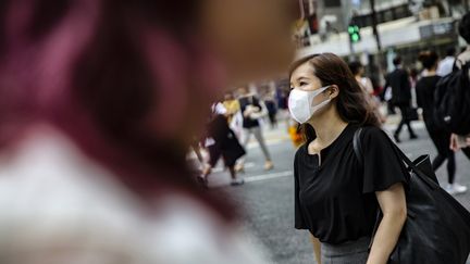 Une femme dans une rue de Tokyo au Japon le 3 juillet 2019. (METIN AKTAS / ANADOLU AGENCY via AFP)