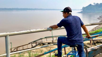 Un homme au bord du Rio Madeira,&nbsp;le fleuve de&nbsp;Porto Velho, la capitale du Rondonia (Brésil). (MATTHIEU MONDOLONI / FRANCEINFO)