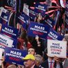 Des militants trumpistes brandissent des pancartes "déportation massive maintenant" lors de la convention nationale du Parti républicain, à Milwaukee (Wisconsin, Etats-Unis), le 17 juillet 2024. (SCOTT OLSON / GETTY IMAGES NORTH AMERICA / AFP)