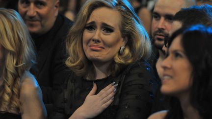 La chanteuse Adele&nbsp;&eacute;mue aux larmes lors des Grammy Awards, le 12 f&eacute;vrier 2012 &agrave; Los Angeles. (LESTER COHEN / WIRE IMAGE / GETTY IMAGES)