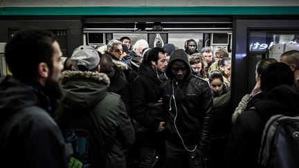 Des usagers du métro à Paris le 12 décembre 2019 pendant la grève contre la réforme des retraite. (PHILIPPE LOPEZ / AFP)