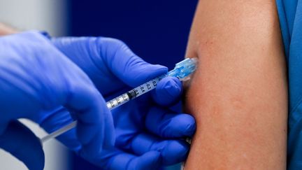 Une infirmière administre un vaccin contre le Covid-19, le 12 janvier 2021, à Halle, en Allemagne. (HENDRIK SCHMIDT / DPA-ZENTRALBILD / AFP)