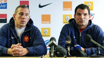 Imanol Harinordoquy et Marc Li&egrave;vremont, lors d'une conf&eacute;rence de presse &agrave;&nbsp;La Chapelle-sur-Erdre (Loire-Atlantique),&nbsp;le 12 novembre 2010. (FRANCK FIFE / AFP PHOTO)