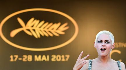 Kristen Stewart avait l'air plutôt détendue en montant les marches du Palais.
 (Loïc Venance / AFP)