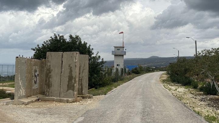 La frontière israélienne vue depuis la base de la Force intérimaire des Nations unies au Liban (Finul), à Naqoura, le 13 janvier 2024. (RAPHAEL GODET / FRANCEINFO)