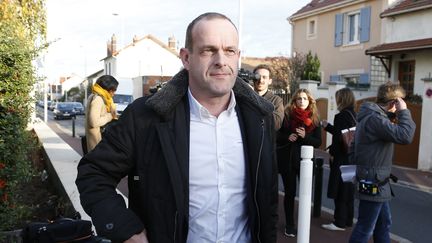 &nbsp;Steve Briois, le maire FN d'Hénin-Beaumont (Pas-de-Calais), quitte le siège du Front national à Nanterre (Hauts-de-Seine) le 7 décembre 2015. (THOMAS SAMSON / AFP)