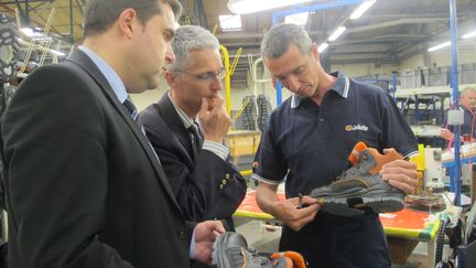 Au centre, Pascal Th&eacute;veniaud, commissaire au redressement productif pour la r&eacute;gion Languedoc-Roussillon, le 28 mai 2014, dans les ateliers de l'usine Jallatte (Gard).&nbsp; (SIMON GOURMELLET / FRANCETV INFO)