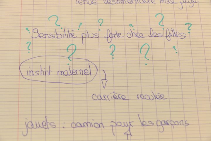 Des notes prises par une élève lors d'un atelier prônant l'égalité entre les filles et les garçons, mené par l'association Dans le genre égales, le 5 décembre 2017 au collège Henri-Matisse, à Paris.&nbsp; (VALENTINE PASQUESOONE / FRANCEINFO)