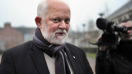 Maurice Boisart, maire de Cousolre, arrive le 17 f&eacute;vrier 2012 au tribunal d'Avesnes-sur-Helpe (Nord) pour y &ecirc;tre jug&eacute;. (FRANCOIS LO PRESTI / AFP)