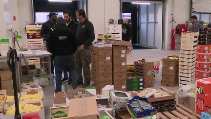 Avant la réouverture généralisée, il y a déjà eu une grande agitation dans le plus grand marché de produits frais de France, à Rungis&nbsp;(Val-de-Marne). L'équipe du 13 heures s'est faufilée dans les coulisses et a pu suivre un restaurateur heureux. (CAPTURE D'ÉCRAN FRANCE 2)