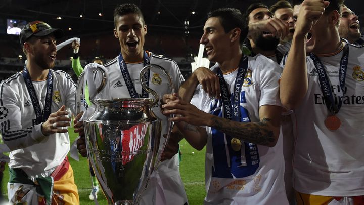 Le jeune Raphaël Varane savoure avec ses coéquipiers du Real Madrid après son premier sacre en Ligue des champions, le 24 mai 2014 à Lisbonne. (FRANCK FIFE / AFP)