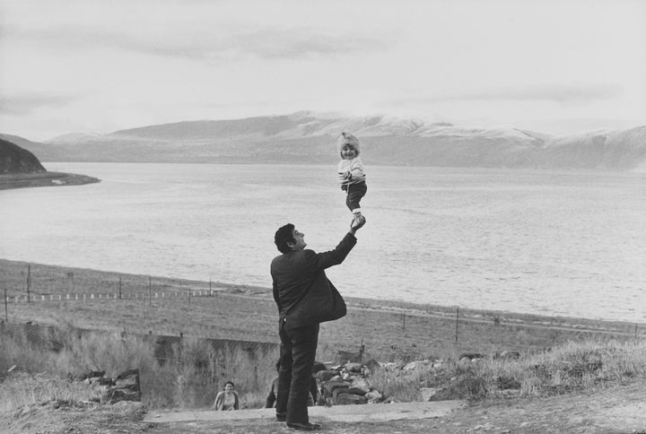 Henri Cartier-Bresson. Lac Sevan, Arménie, URSS, 1972. Épreuve gélatino-argentique de 1973.&nbsp; (Fondation Henri Cartier-Bresson / Magnum Photos)